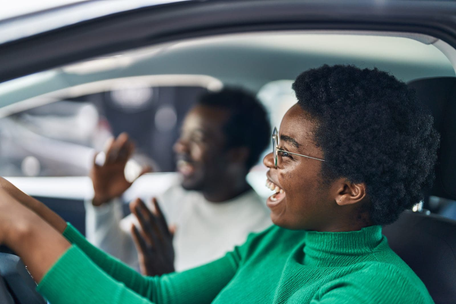 Deux voisins partagent la route, souriants